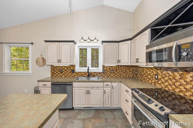 6615 Beech Creek Drive, Fruitport, MI 49415