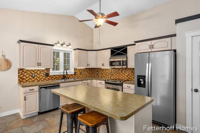 6615 Beech Creek Drive, Fruitport, MI 49415