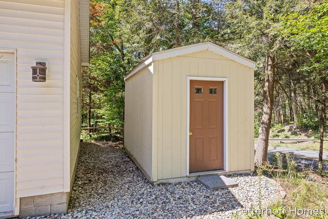 6615 Beech Creek Drive, Fruitport, MI 49415