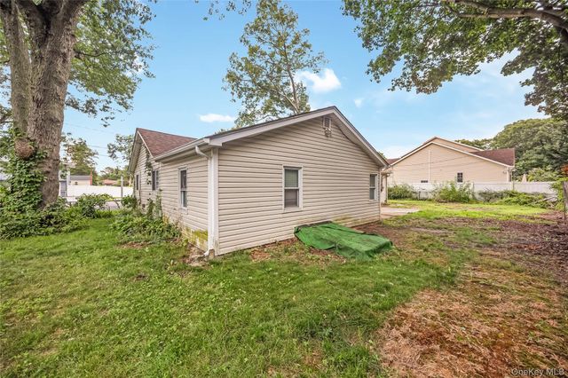 20 Buchanan Avenue, Wheatley Heights, NY 11798