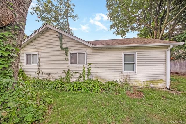 20 Buchanan Avenue, Wheatley Heights, NY 11798