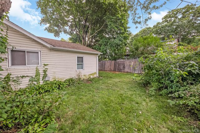20 Buchanan Avenue, Wheatley Heights, NY 11798