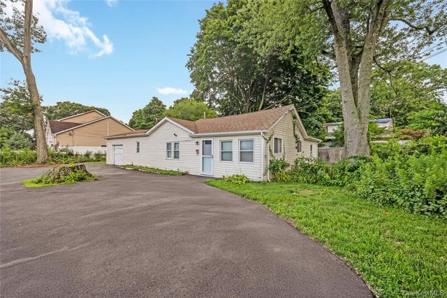 20 Buchanan Avenue, Wheatley Heights, NY 11798