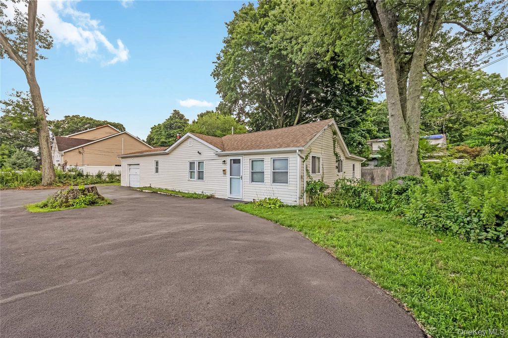 20 Buchanan Avenue, Wheatley Heights, NY 11798 — photo 3