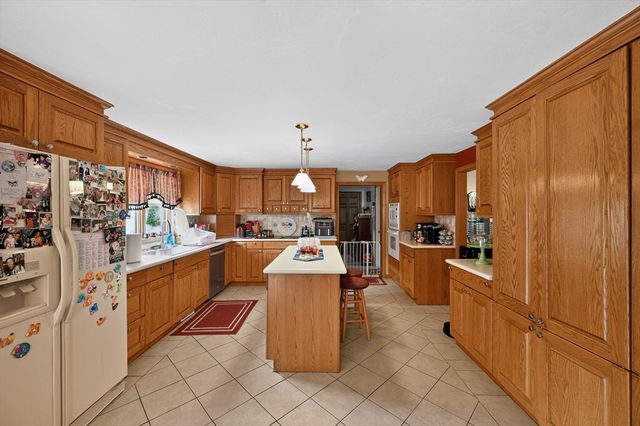 16 Hill St, Shrewsbury, MA 01545