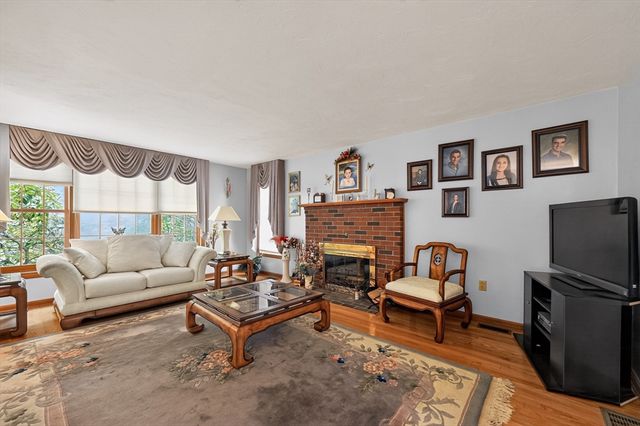 16 Hill St, Shrewsbury, MA 01545
