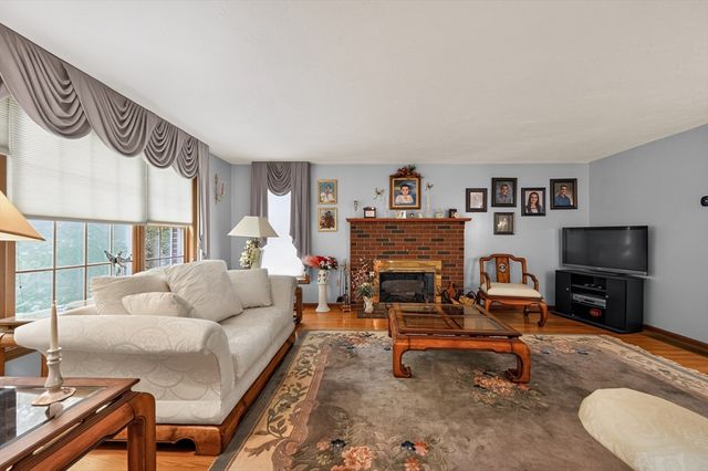 16 Hill St, Shrewsbury, MA 01545