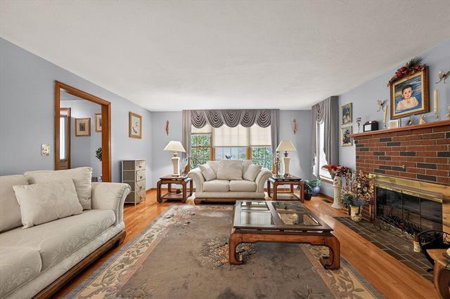 16 Hill St, Shrewsbury, MA 01545