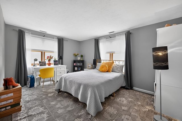 16 Hill St, Shrewsbury, MA 01545