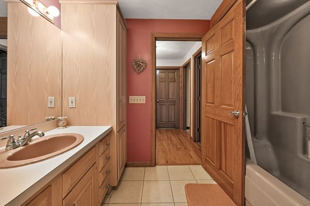 16 Hill St, Shrewsbury, MA 01545