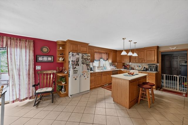 16 Hill St, Shrewsbury, MA 01545