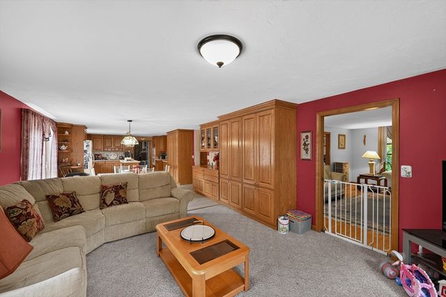 16 Hill St, Shrewsbury, MA 01545