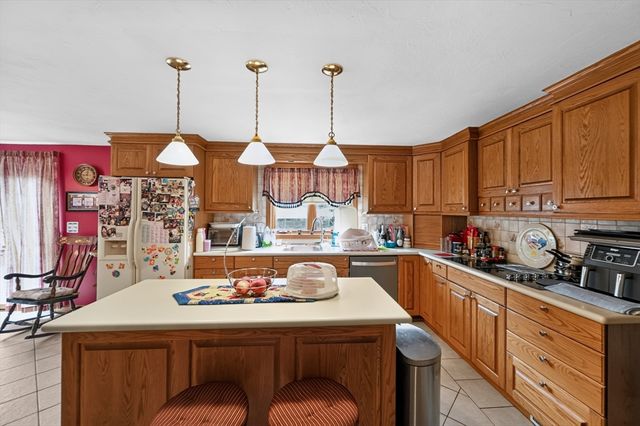 16 Hill St, Shrewsbury, MA 01545