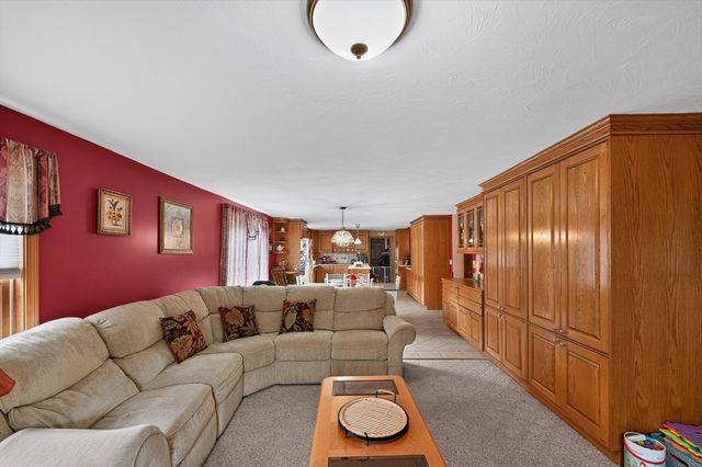 16 Hill St, Shrewsbury, MA 01545