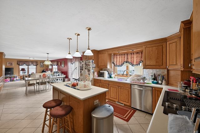16 Hill St, Shrewsbury, MA 01545