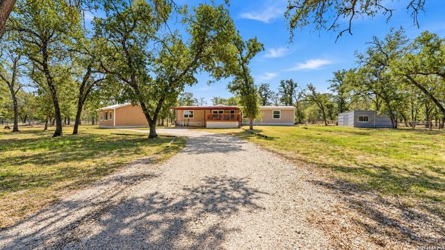 213 Oak View Dr, La Vernia, TX 78121