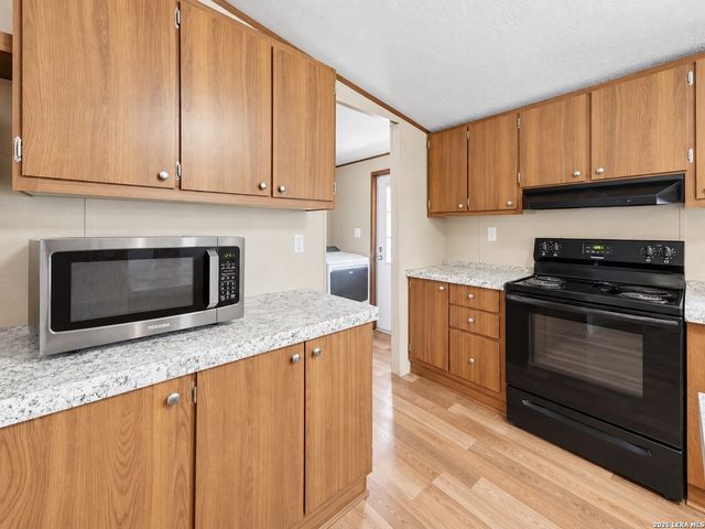 213 Oak View Dr, La Vernia, TX 78121
