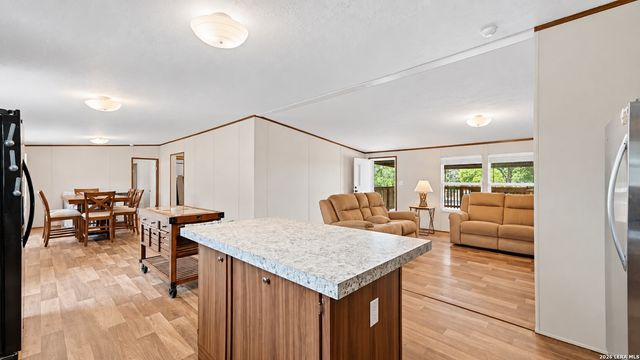 213 Oak View Dr, La Vernia, TX 78121