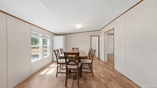 213 Oak View Dr, La Vernia, TX 78121