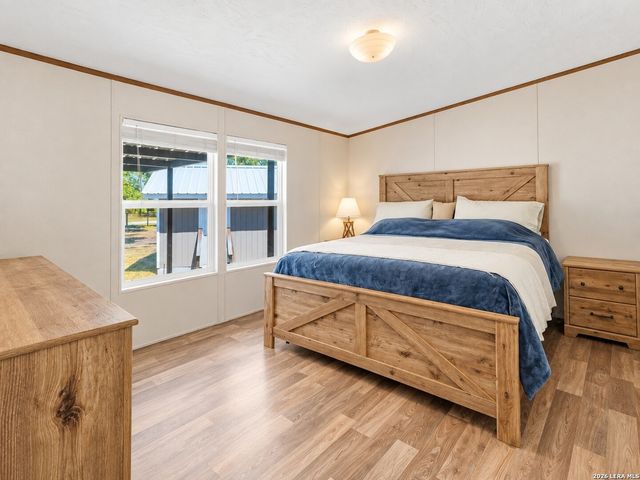 213 Oak View Dr, La Vernia, TX 78121