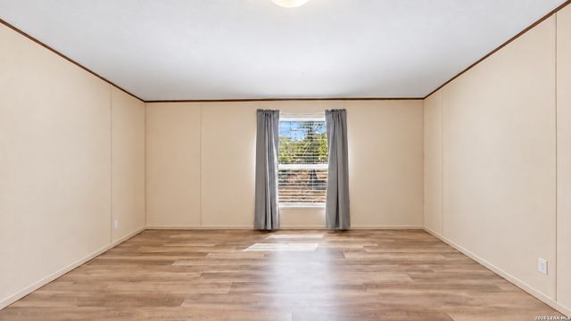 213 Oak View Dr, La Vernia, TX 78121