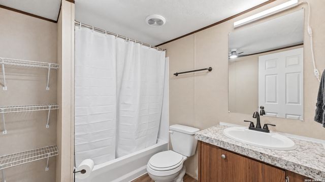 213 Oak View Dr, La Vernia, TX 78121