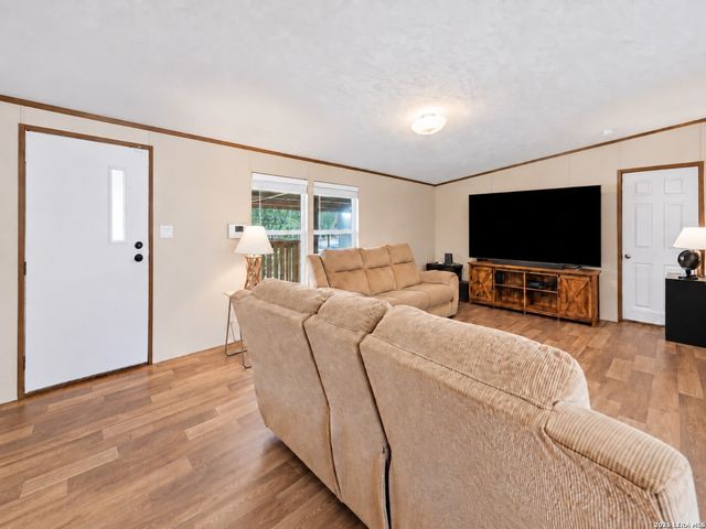 213 Oak View Dr, La Vernia, TX 78121
