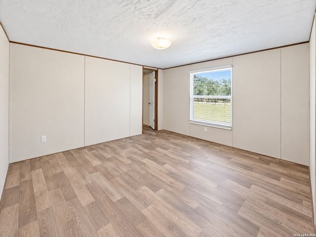 213 Oak View Dr, La Vernia, TX 78121