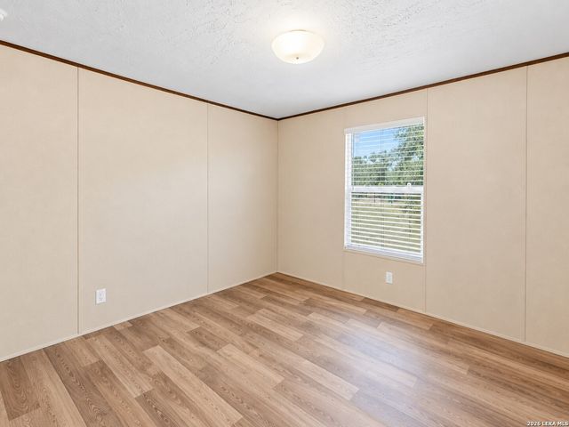 213 Oak View Dr, La Vernia, TX 78121