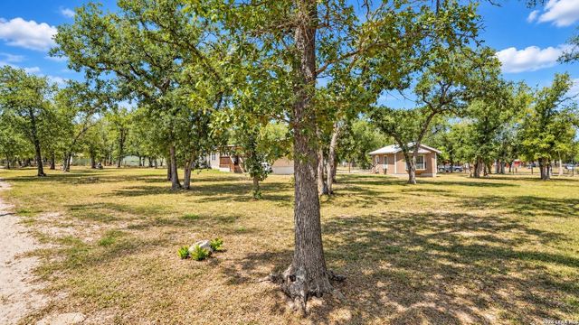 213 Oak View Dr, La Vernia, TX 78121