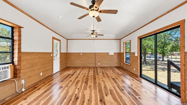 213 Oak View Dr, La Vernia, TX 78121