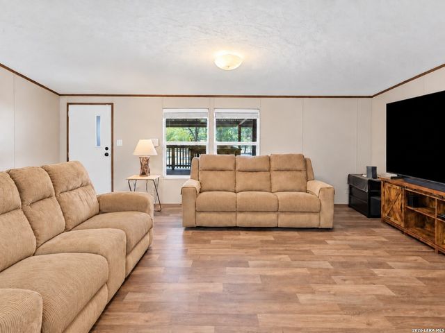 213 Oak View Dr, La Vernia, TX 78121