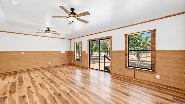213 Oak View Dr, La Vernia, TX 78121