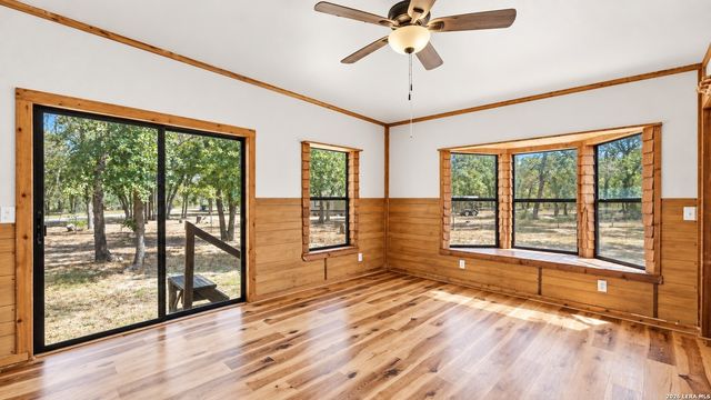 213 Oak View Dr, La Vernia, TX 78121