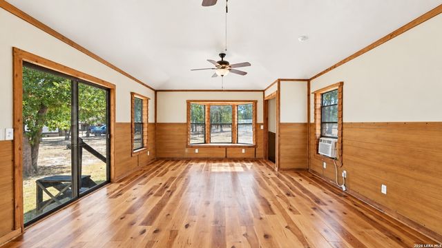 213 Oak View Dr, La Vernia, TX 78121