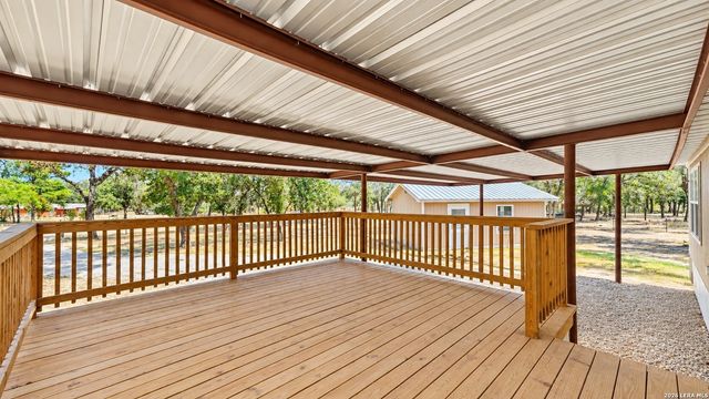 213 Oak View Dr, La Vernia, TX 78121