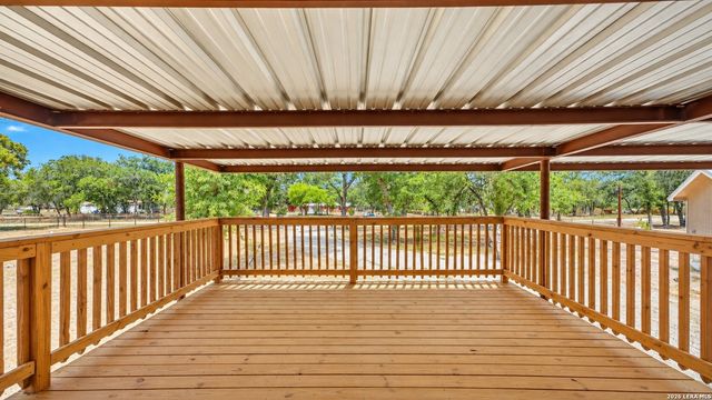 213 Oak View Dr, La Vernia, TX 78121