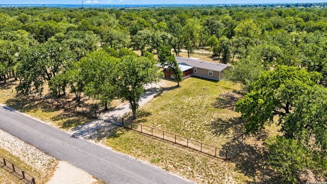 213 Oak View Dr, La Vernia, TX 78121