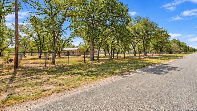 213 Oak View Dr, La Vernia, TX 78121