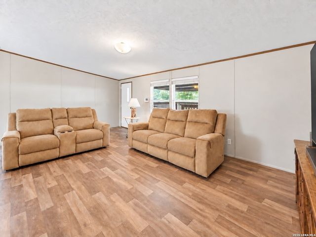 213 Oak View Dr, La Vernia, TX 78121