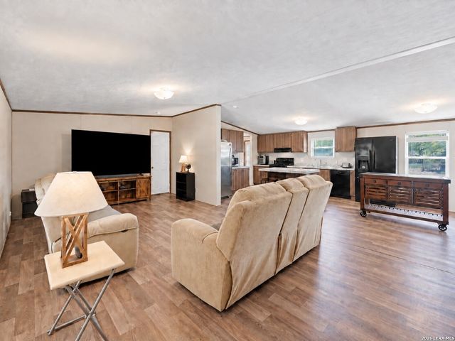213 Oak View Dr, La Vernia, TX 78121