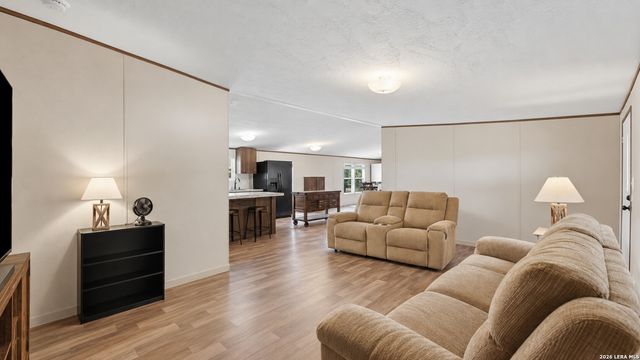 213 Oak View Dr, La Vernia, TX 78121