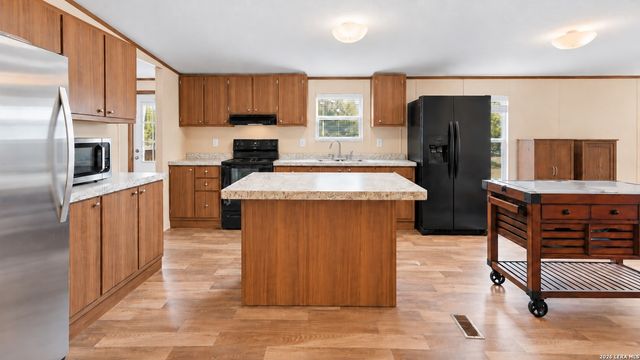 213 Oak View Dr, La Vernia, TX 78121