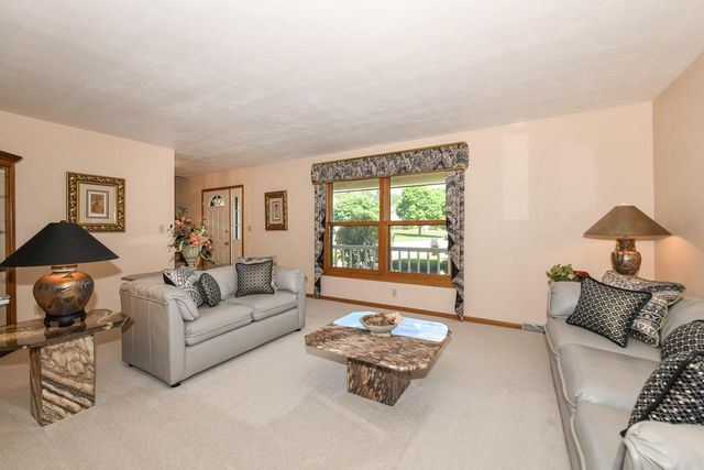 14335 W Meadowshire COURT, New Berlin, WI 53151