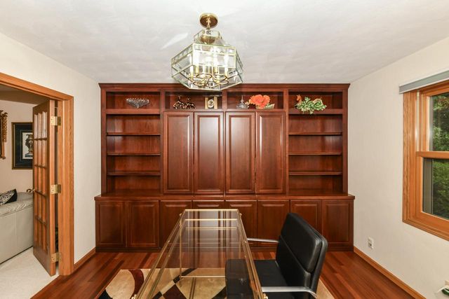 14335 W Meadowshire COURT, New Berlin, WI 53151
