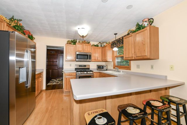 14335 W Meadowshire COURT, New Berlin, WI 53151