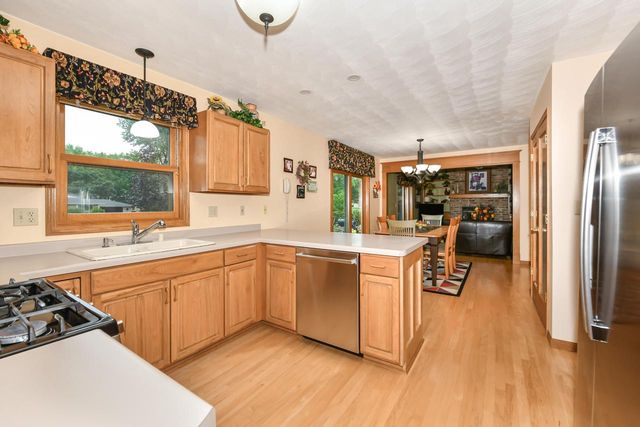 14335 W Meadowshire COURT, New Berlin, WI 53151