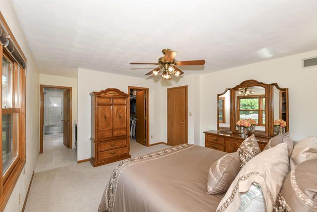 14335 W Meadowshire COURT, New Berlin, WI 53151