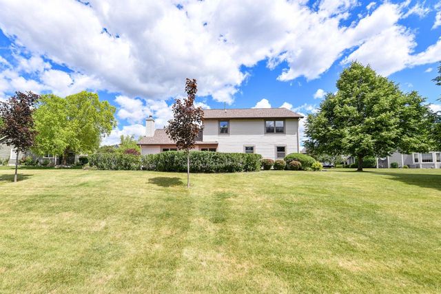 14335 W Meadowshire COURT, New Berlin, WI 53151