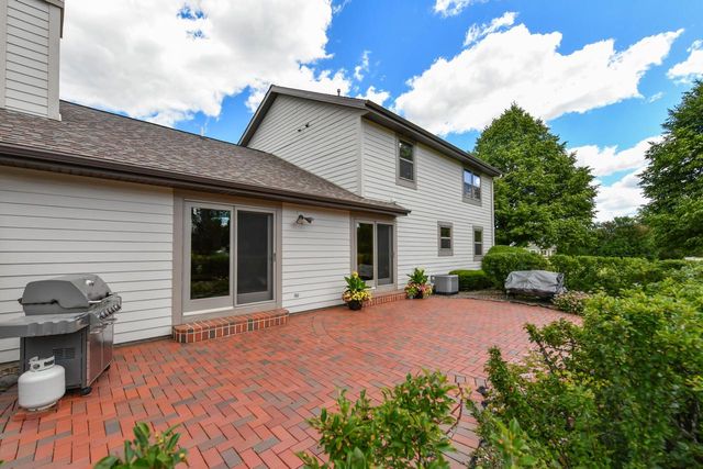 14335 W Meadowshire COURT, New Berlin, WI 53151